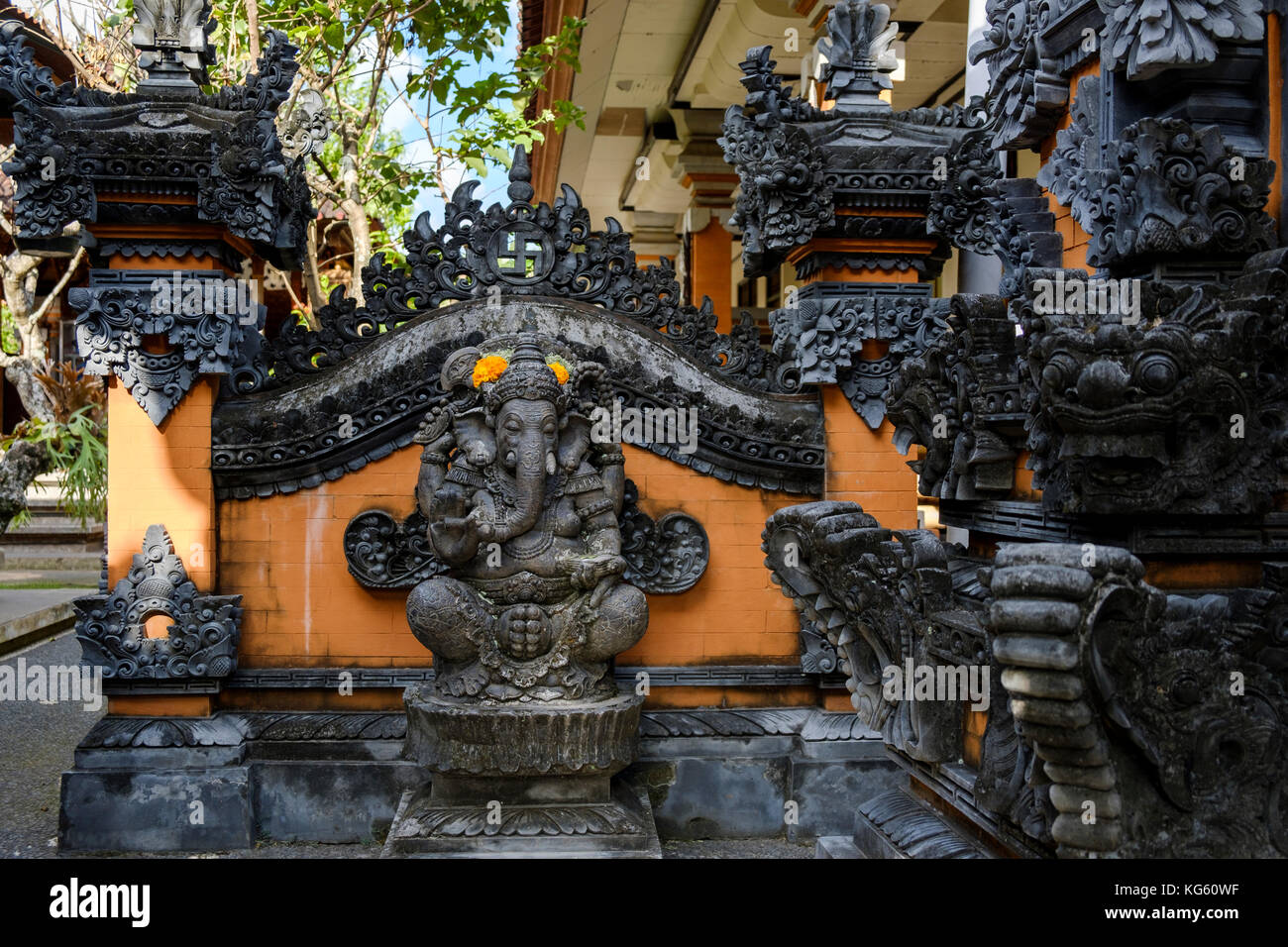 Statue de Ganesh (dieu à tête d'éléphant hindou) et sculptures sur pierre en maison de style balinais, Ubud, Bali, Indonésie. Banque D'Images