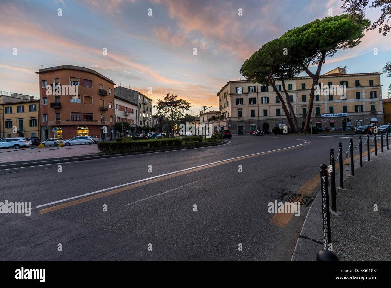 Le trafic urbain autour de l'animation de la Piazza Francesco Domenico Guerrazzi et par Giuliano da Sangallo, Pise, Italie. Banque D'Images