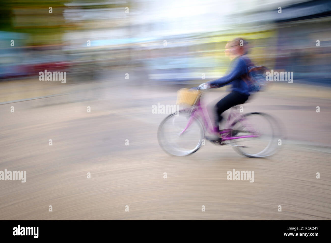 Randonnée à vélo dans la région de Cambridge caméra intentionnelle de flou à donner la sensation de vitesse et d'un style impressionniste de droit Banque D'Images