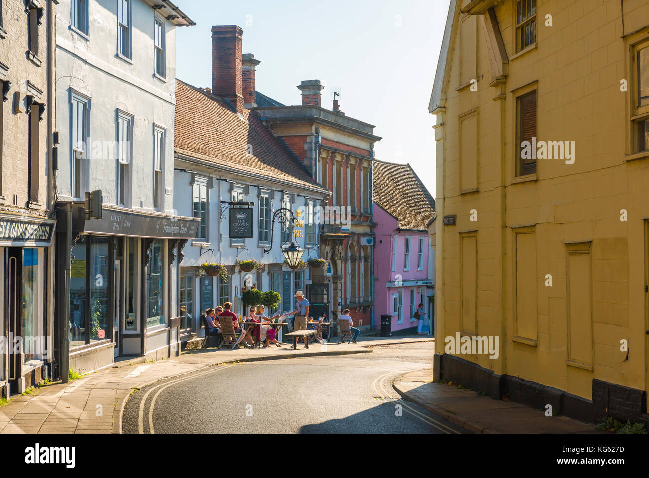Framlingham Suffolk Royaume-Uni, vue sur les personnes se détendant à l'extérieur d'un pub l'après-midi d'été dans Church Street, Framlingham, Suffolk, Angleterre, Royaume-Uni. Banque D'Images