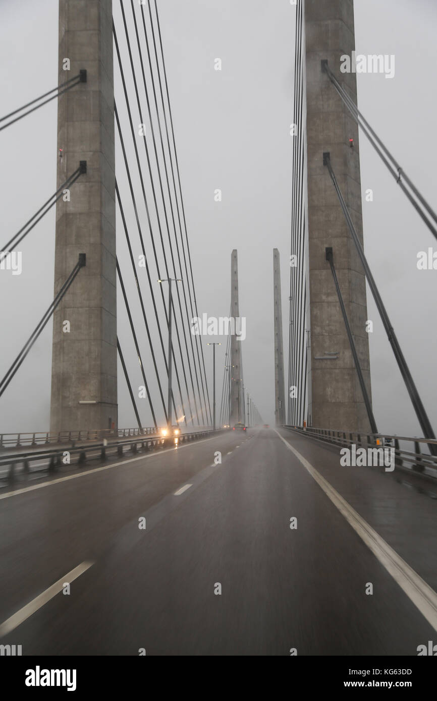 Le pont de l'oresund relie la Suède et le Danemark et est une combinaison d'une double voie de chemin de fer et autoroute à quatre voies entre le pont-tunnel du détroit d'oresund. Banque D'Images