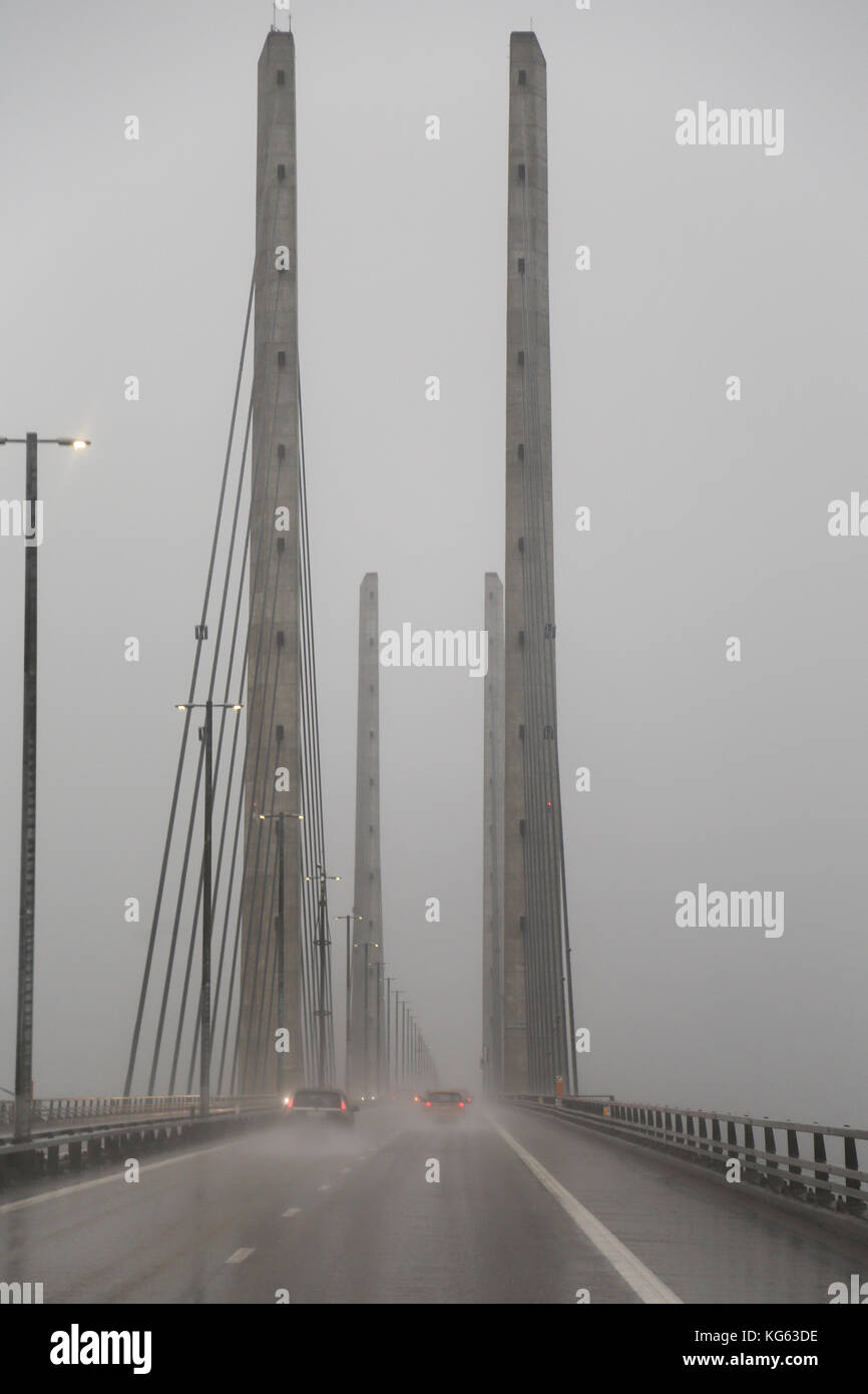 Le pont de l'oresund relie la Suède et le Danemark et est une combinaison d'une double voie de chemin de fer et autoroute à quatre voies entre le pont-tunnel du détroit d'oresund. Banque D'Images