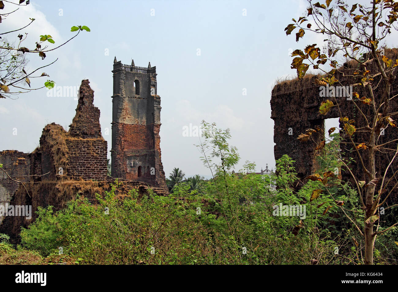 Vestiges du clocher de l'église Saint Augustin et autres structures du monastère dans le vieux Goa, en Inde. Construit en 1602 par des frères Augustins Banque D'Images