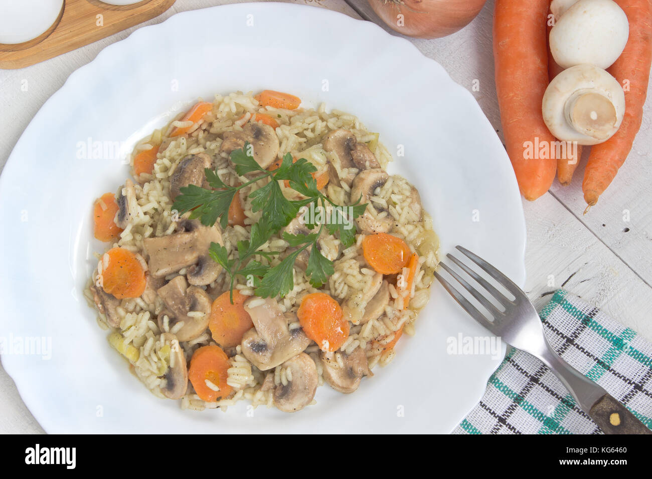 Risotto aux champignons et légumes dans la plaque sur la table Banque D'Images