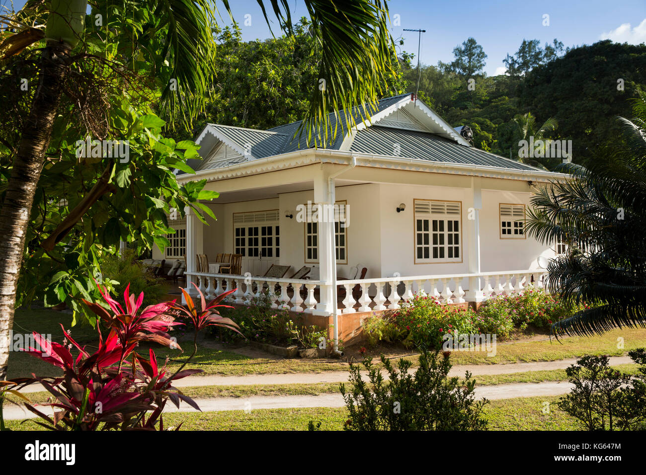 Les Seychelles, Praslin, Grand Anse, ce bungalow de style colonial avec terrasse dans jardin tropical Banque D'Images