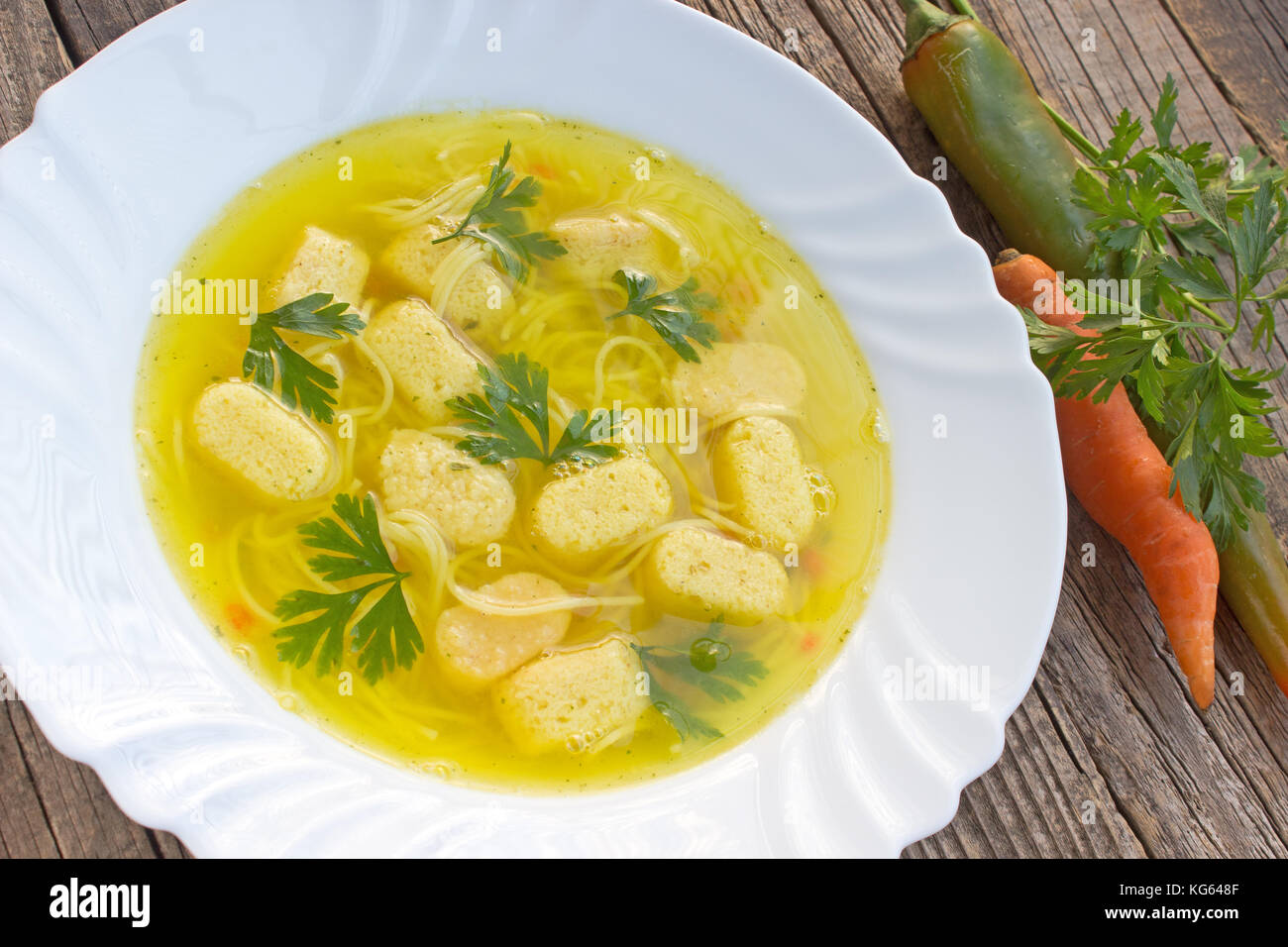Soupe de poulet aux vermicelles dans la plaque sur la table Banque D'Images