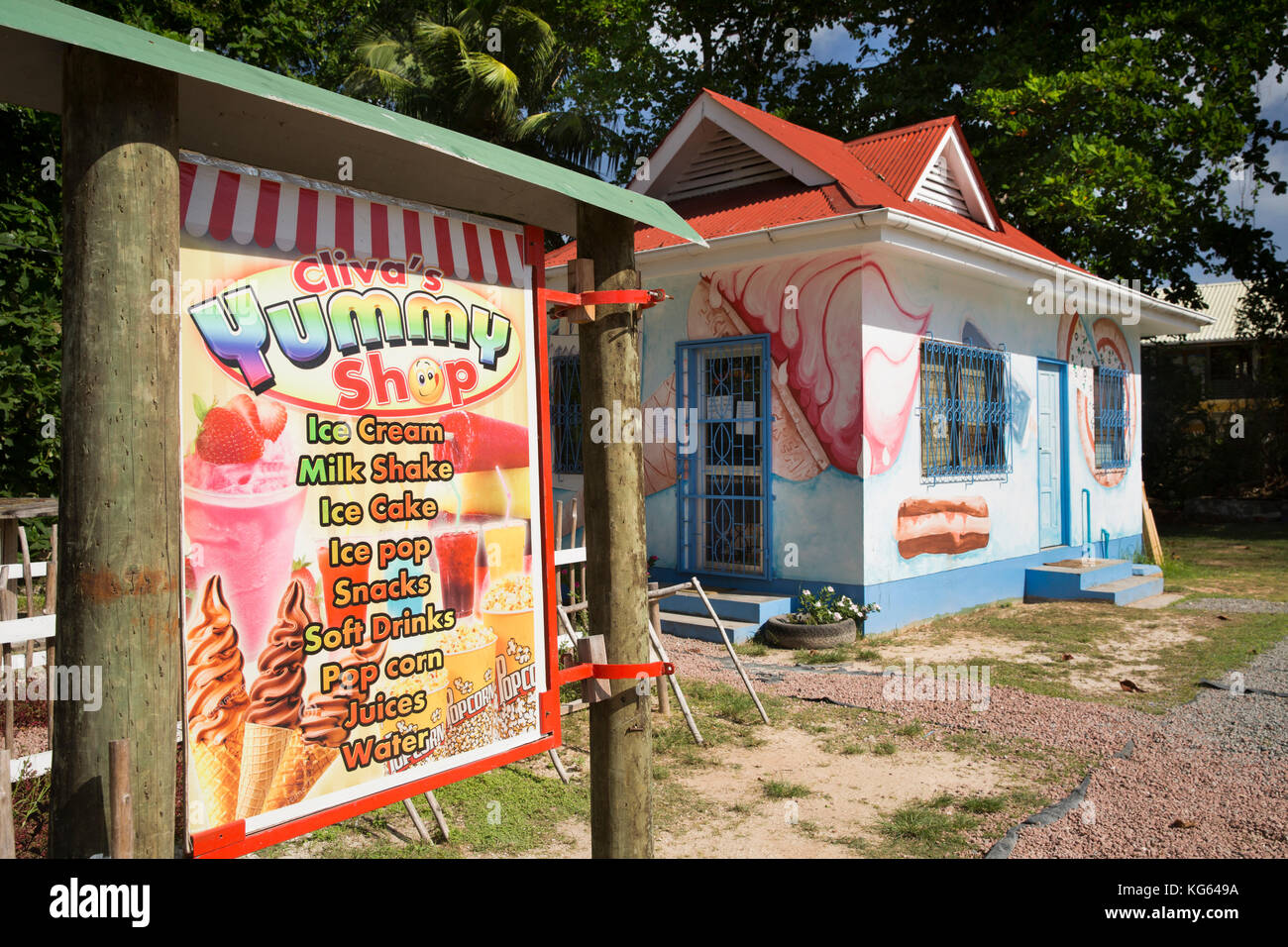 Les Seychelles, La Digue, La Passe, Clivia's Yummy Shop, doux et ice cream shop sign, à côté de l'école Banque D'Images