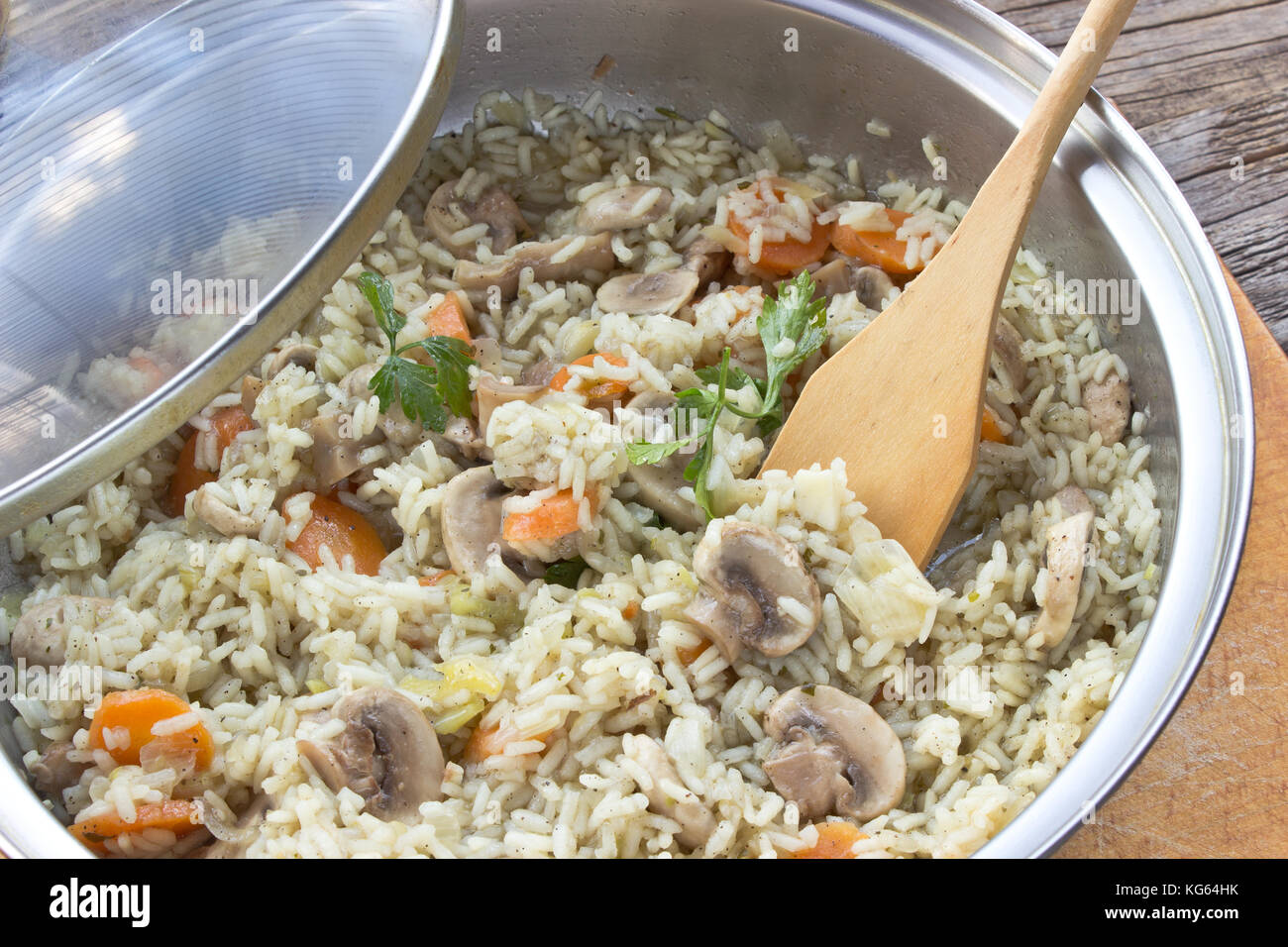 Risotto aux champignons et légumes en pot sur la table Banque D'Images
