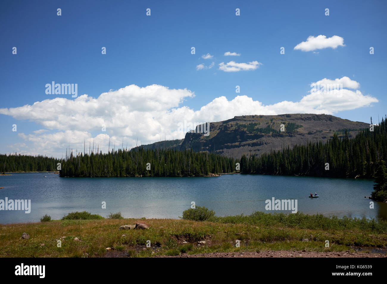 Soirée tranquille dans le lac flat tops wilderness, Colorado, avec des reflets de nuages sur un fond de montagne Banque D'Images