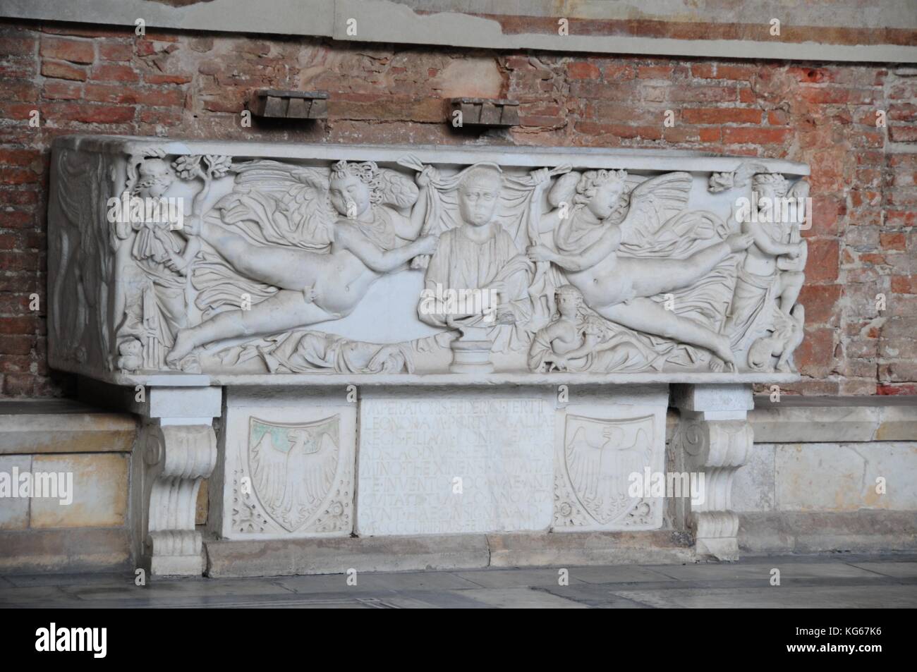 Sarcophage dans le Camposanto Banque D'Images