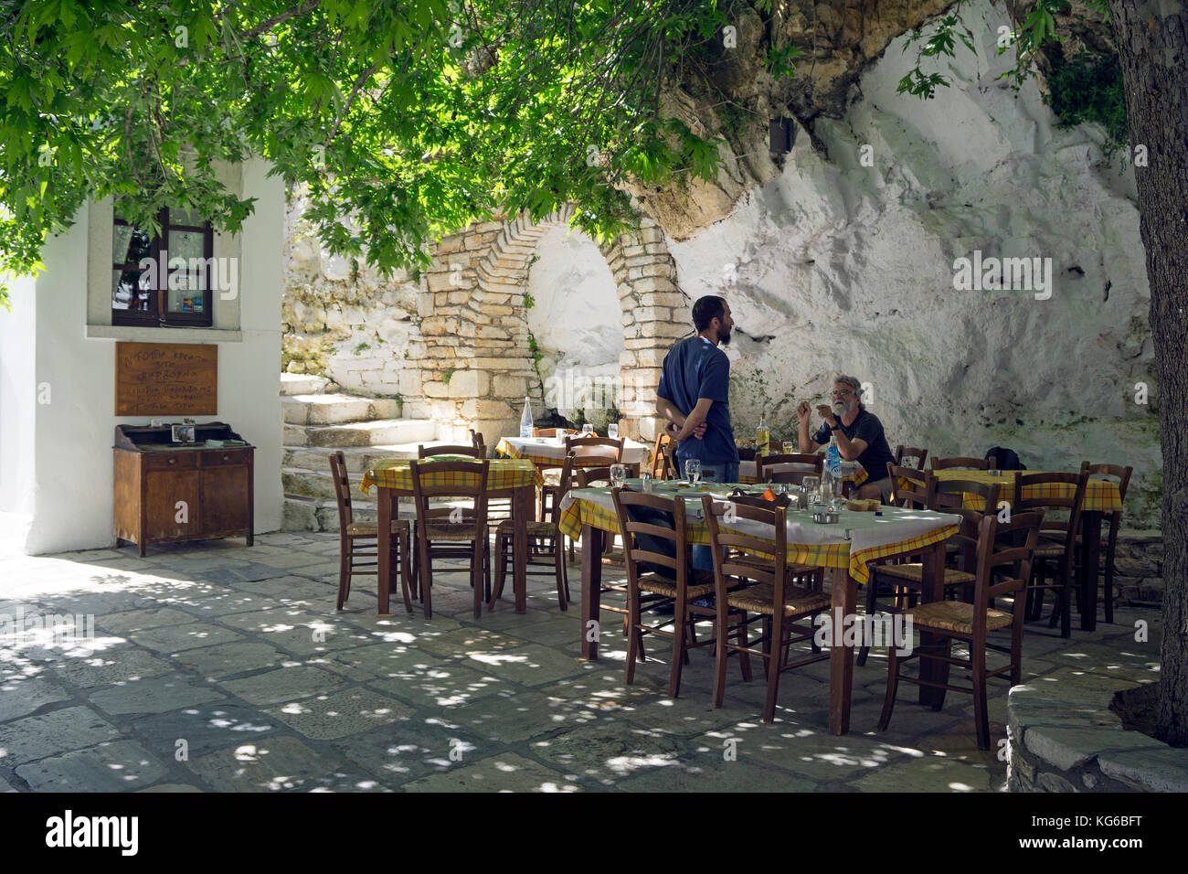 Taverne grecque à la mountain village Apiranthos, l'île de Naxos, Cyclades, Mer Égée, Grèce Banque D'Images