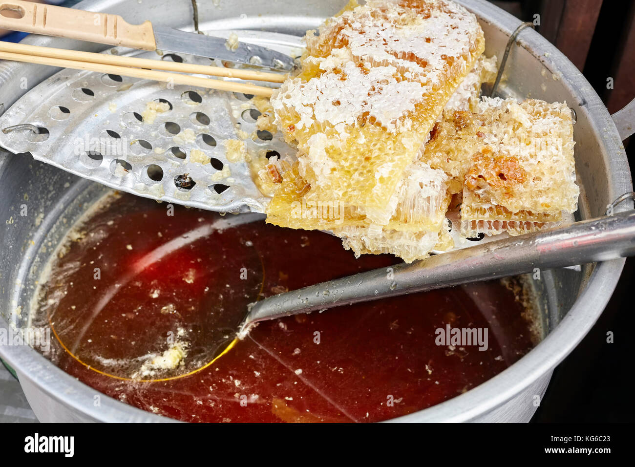 Frais naturel miel vendu au marché local, selective focus. Banque D'Images