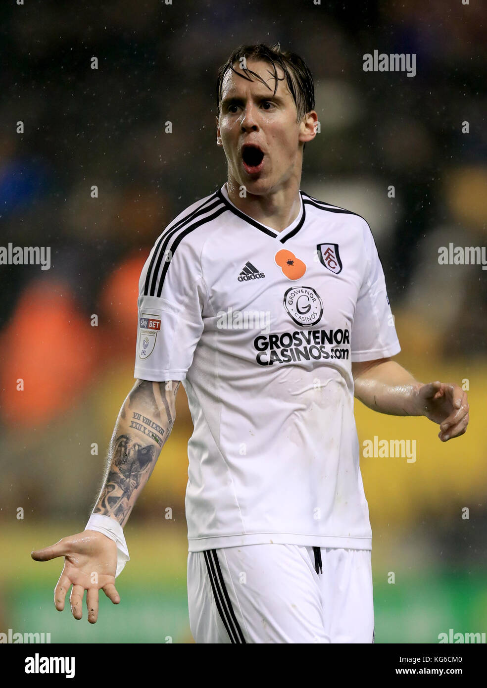 Tim Ream de Fulham pendant le match du championnat Sky Bet à Molineux, Wolverhampton. APPUYEZ SUR ASSOCIATION photo. Date de la photo : vendredi 3 novembre 2017. Voir PA Story FOOTBALL Wolves. Le crédit photo devrait se lire comme suit : Mike Egerton/PA Wire. RESTRICTIONS : aucune utilisation avec des fichiers audio, vidéo, données, listes de présentoirs, logos de clubs/ligue ou services « en direct » non autorisés. Utilisation en ligne limitée à 75 images, pas d'émulation vidéo. Aucune utilisation dans les Paris, les jeux ou les publications de club/ligue/joueur unique Banque D'Images