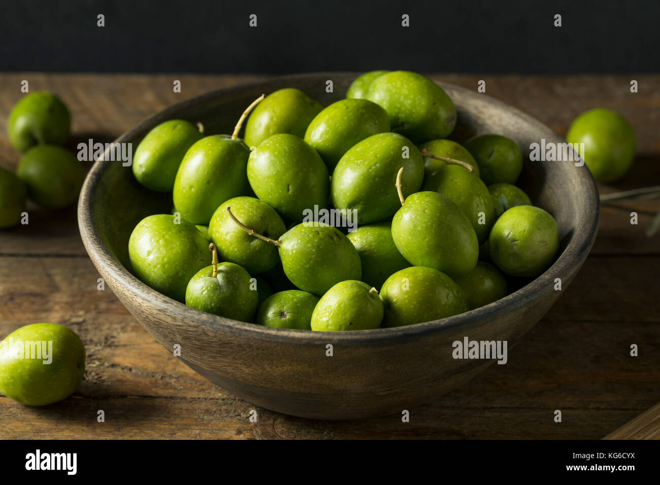Matières organiques vertes olives fraîches prêtes à cuire Banque D'Images