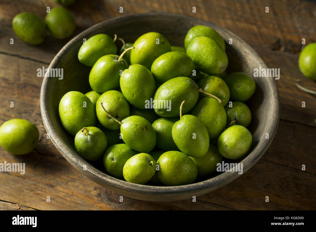 Matières organiques vertes olives fraîches prêtes à cuire Banque D'Images