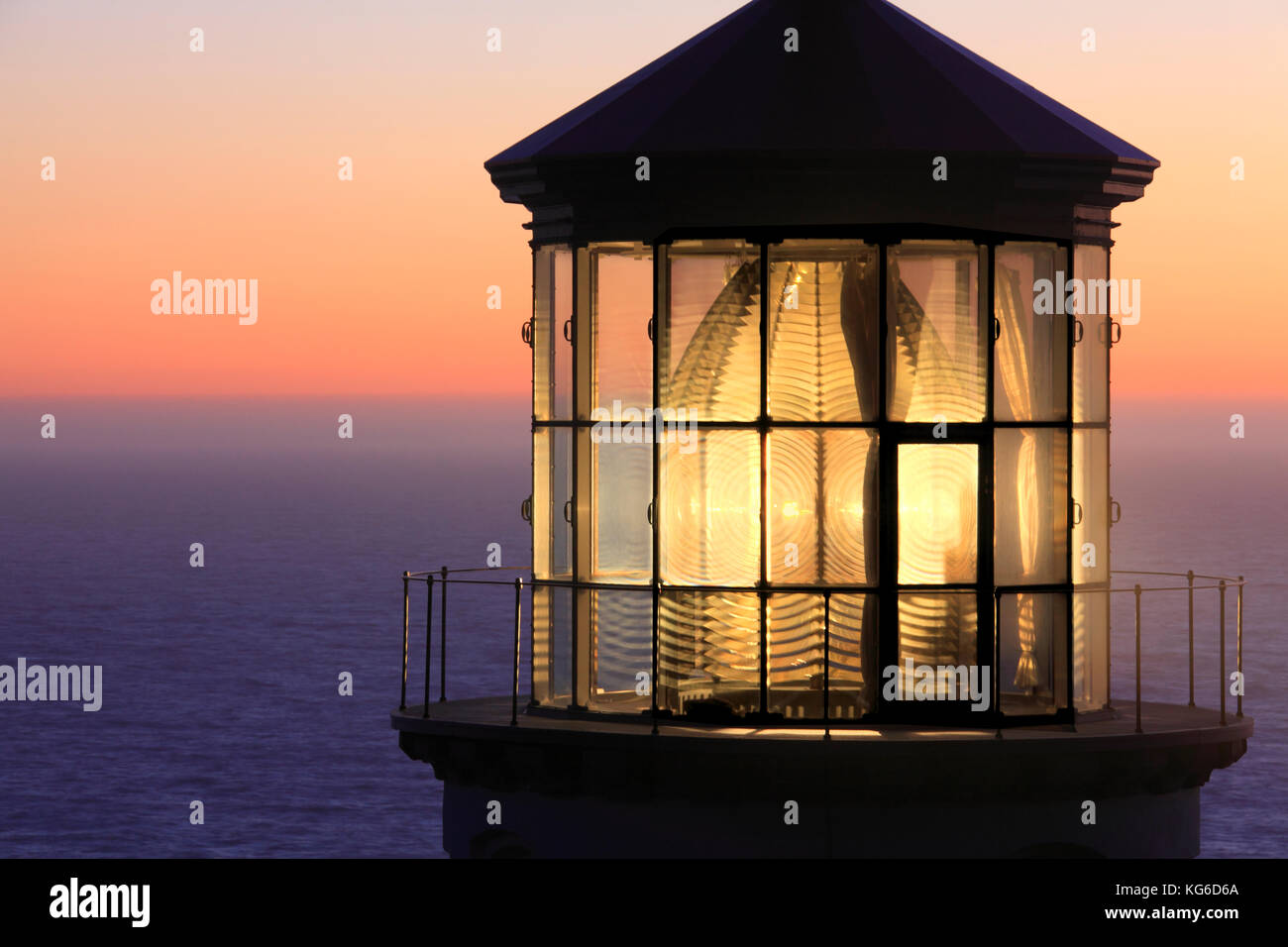 Photo de phare de heceta head, vue rapprochée de la lumière et une lentille de Fresnel avec chambre de gardien de la plate-forme galerie Lookout Banque D'Images