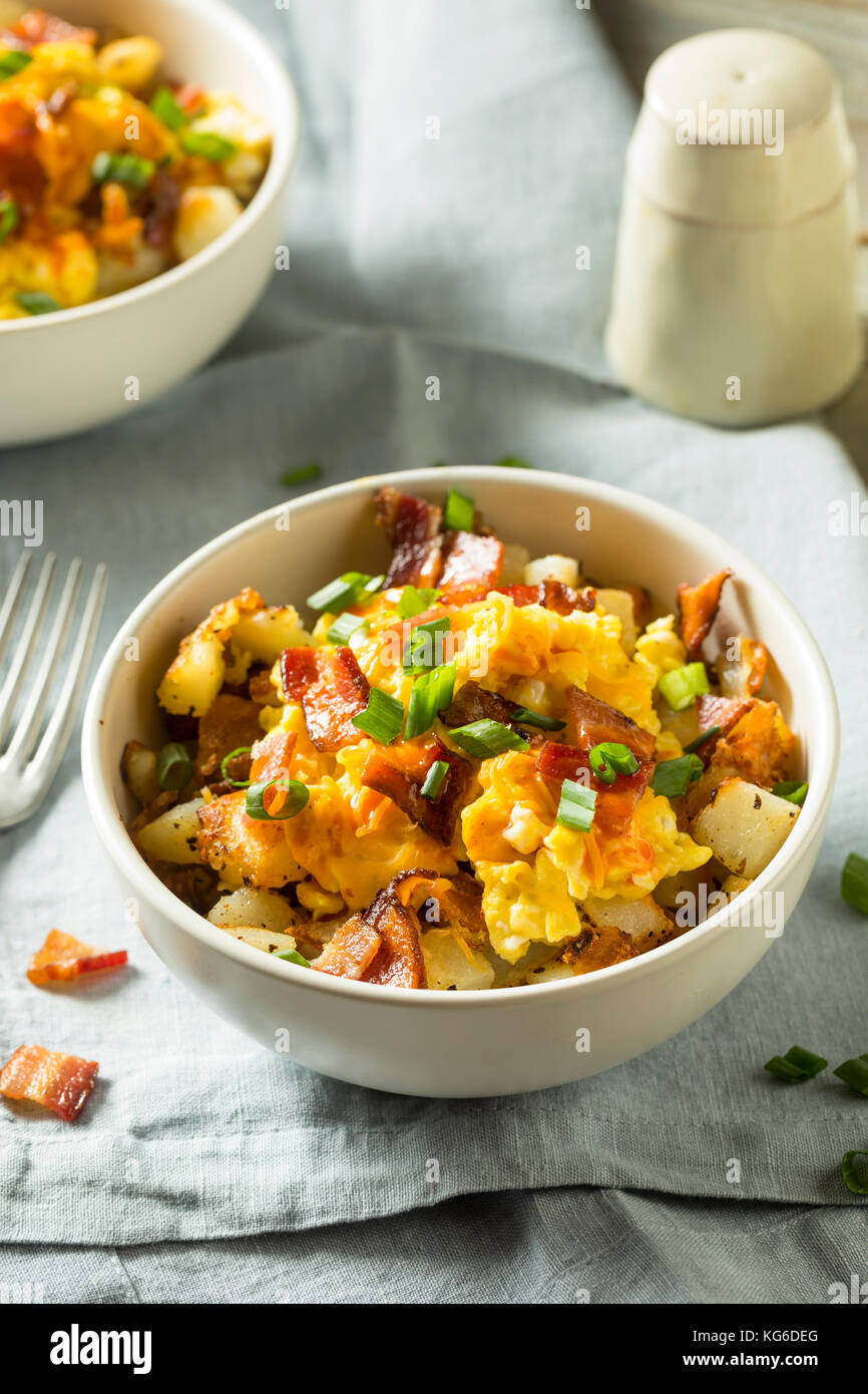 Petit-déjeuner fait maison et d'œufs au bacon bol de pommes de terre Banque D'Images