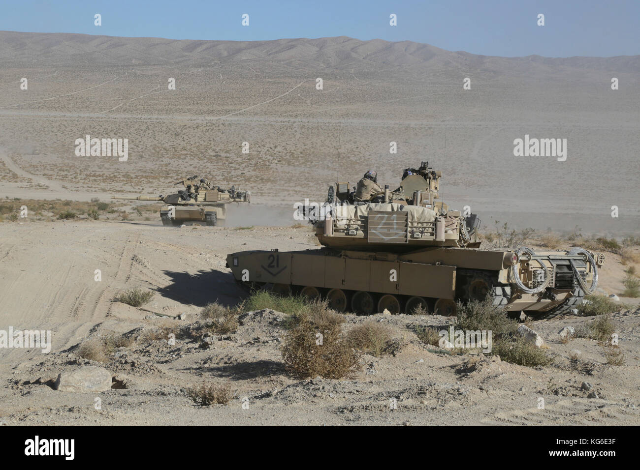 Des soldats américains affectés au 3e Bataillon, 69e régiment de blindés, 1e Brigade Combat Team, 3e Division d'infanterie, rechercher les ennemis des mesures décisives Rotatio Banque D'Images