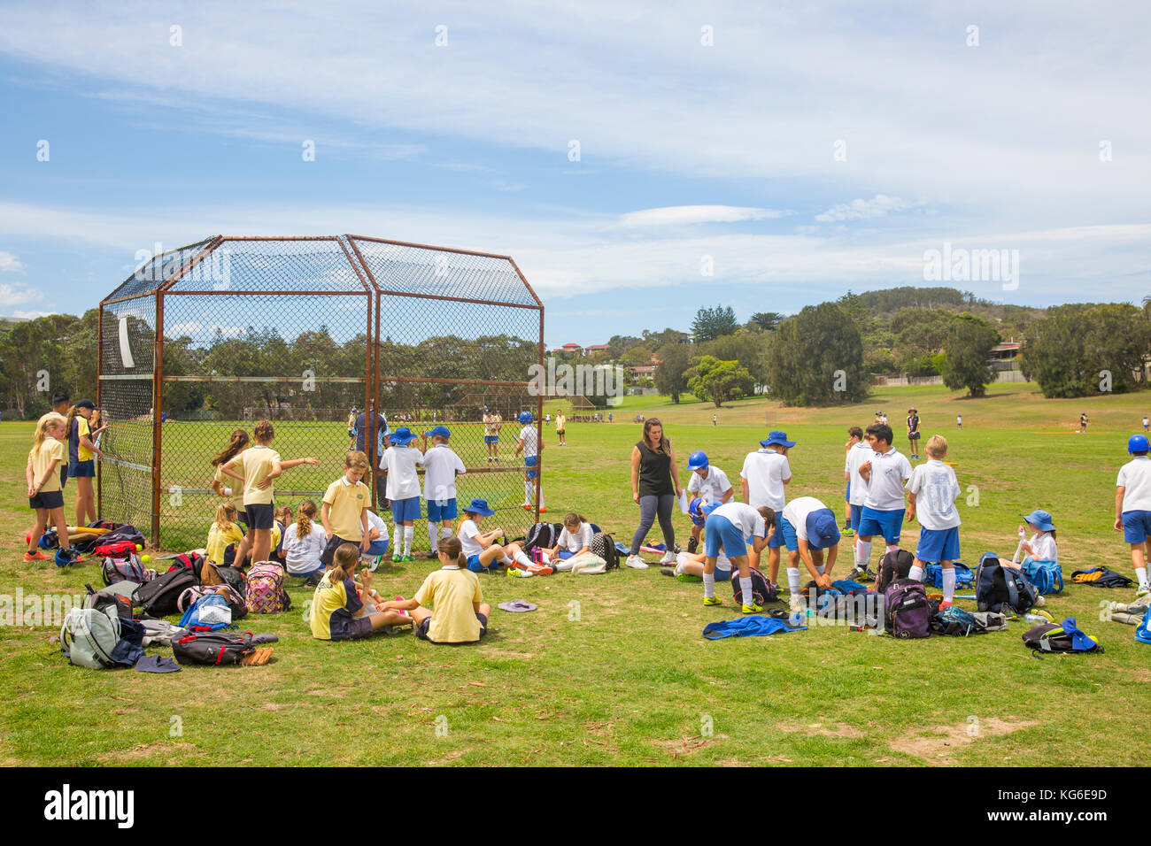 Match de softball des filles de l'école australienne à Sydney, Australie avec des équipes portant l'uniforme sportif de l'école Banque D'Images