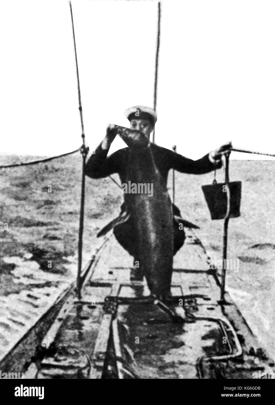 1918 - Une photographie d'un agent sous-marin de la PREMIÈRE GUERRE MONDIALE L'alimentation d'un lion de mer sauvages sur le pont d'un sous-marin britannique au cours d'une pause dans les activités de guerre Banque D'Images