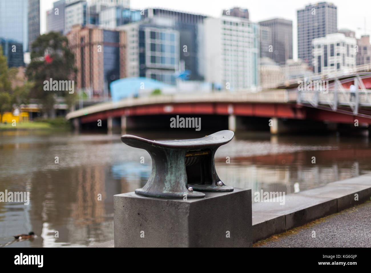 Un bateau amarré sur la rivière Yarra avec un arrière-plan de la ville de Melbourne, Australie Banque D'Images