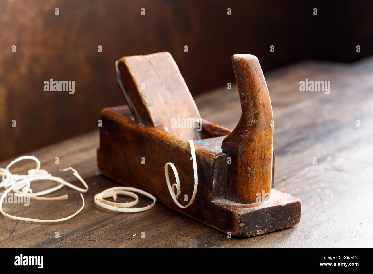 Vieux bois de charpente sur la table dans l'atelier. Banque D'Images