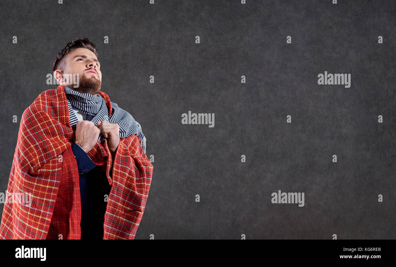 Un homme malade dans une couverture. Banque D'Images