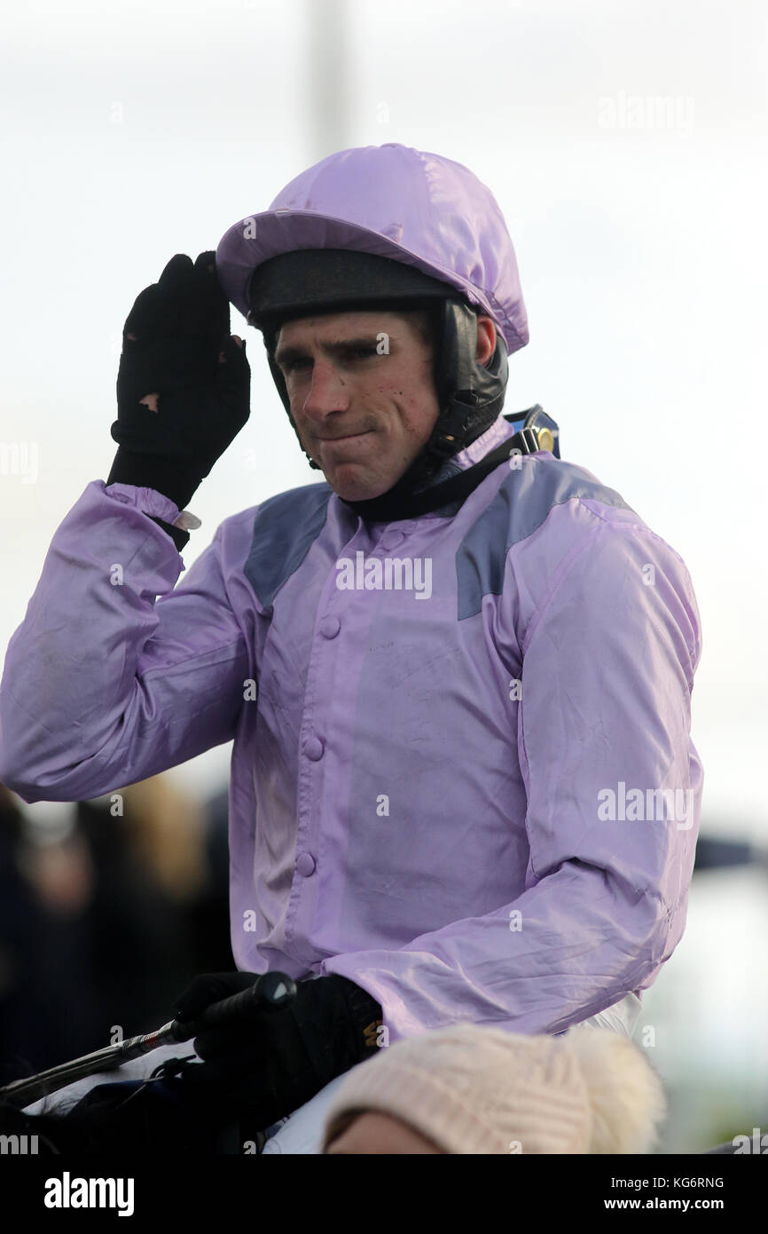 Harry Skelton après avoir remporté le 50e anniversaire Jayne Forth novices poursuite sur Born Survivor pendant le deuxième jour de la réunion bet365 à l'hippodrome de Wetherby. Banque D'Images