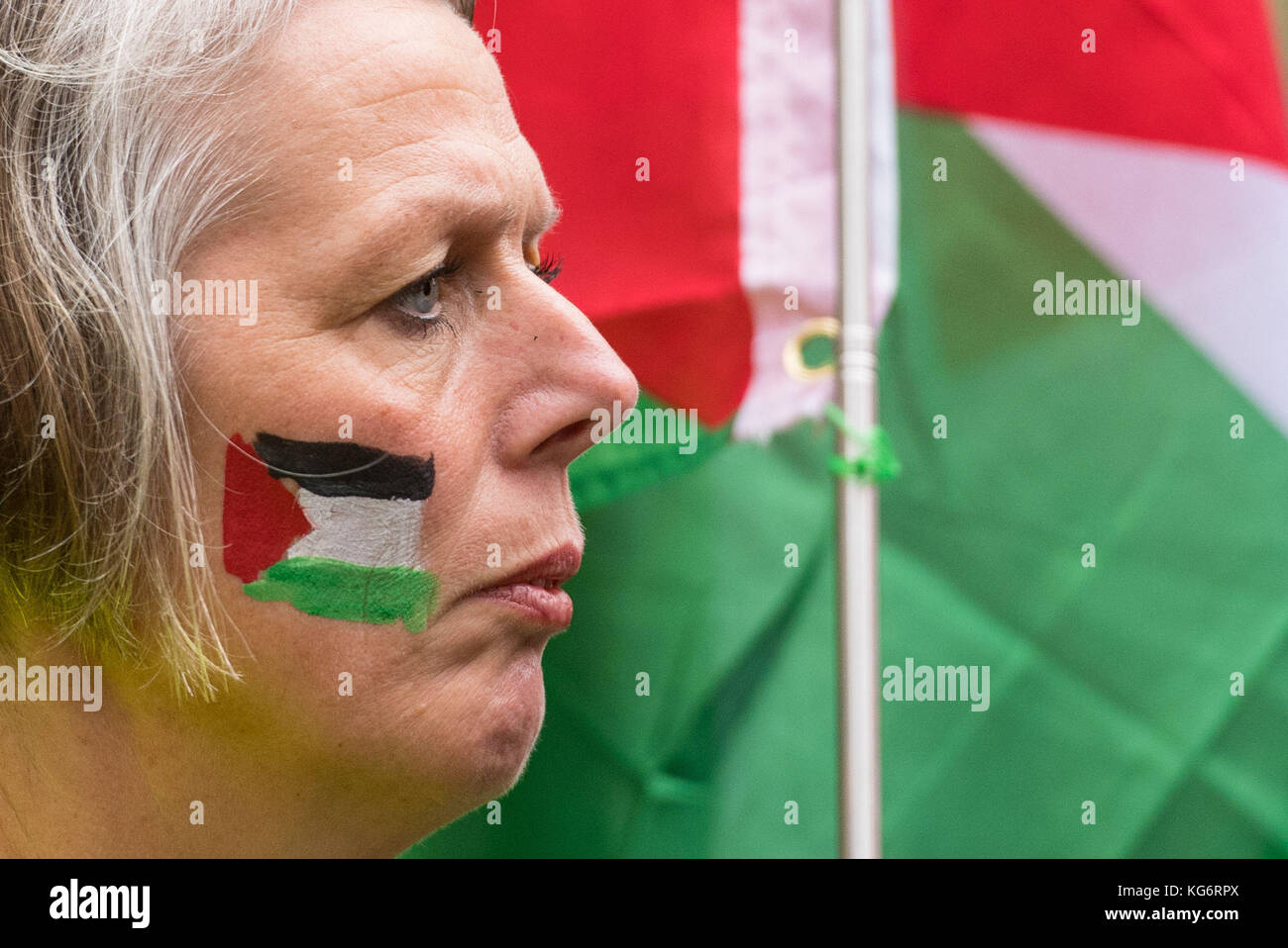 Les manifestants prennent part à la marche "Justice maintenant : la droite pour la Palestine", organisée par la campagne de solidarité palestinienne, dans le centre de Londres. Banque D'Images