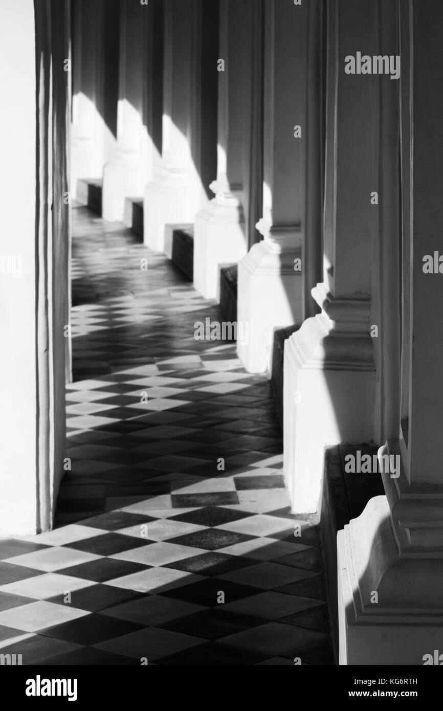 Le soleil brille à travers un balcon chambre sur le carrelage. abstract art et photo. photo en noir et blanc. Banque D'Images