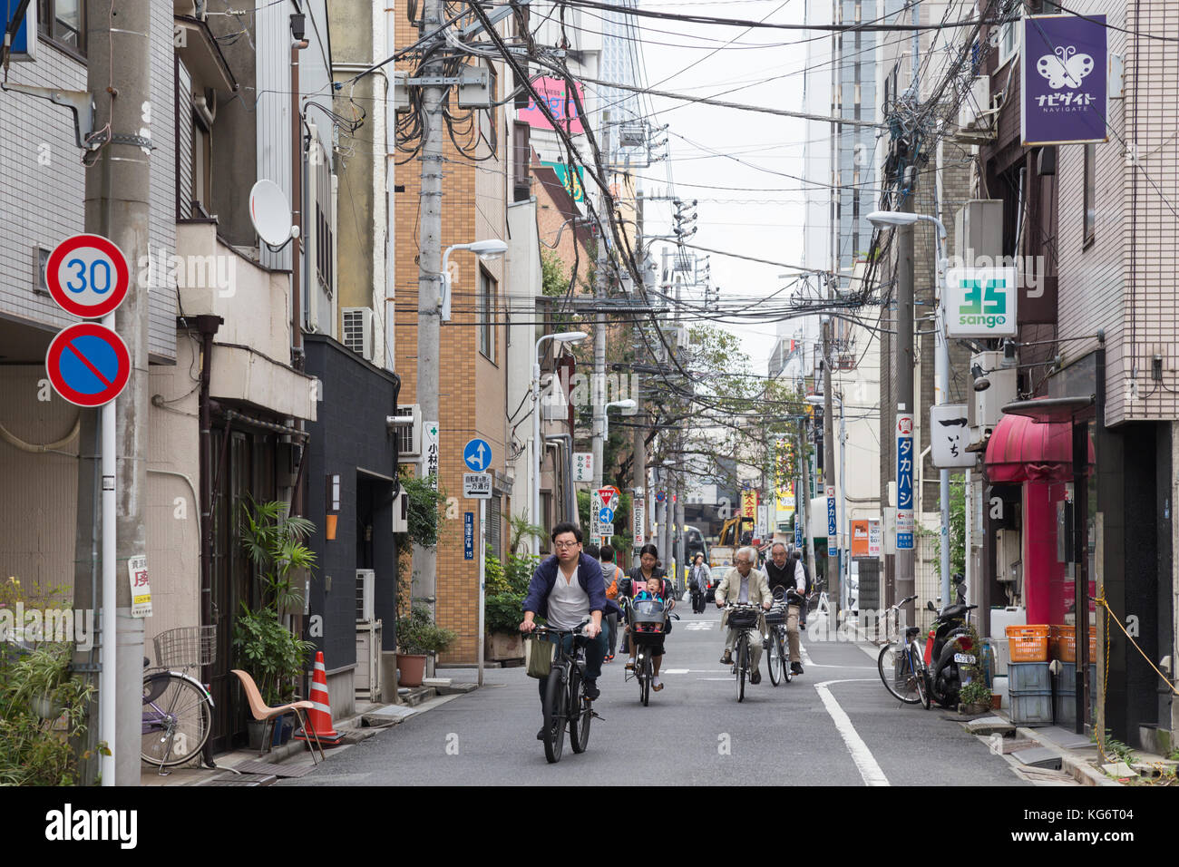 Tokyo, Japon - 12 janvier 2024 : les Japonais font du vélo jusqu'à la gare le matin. Banque D'Images