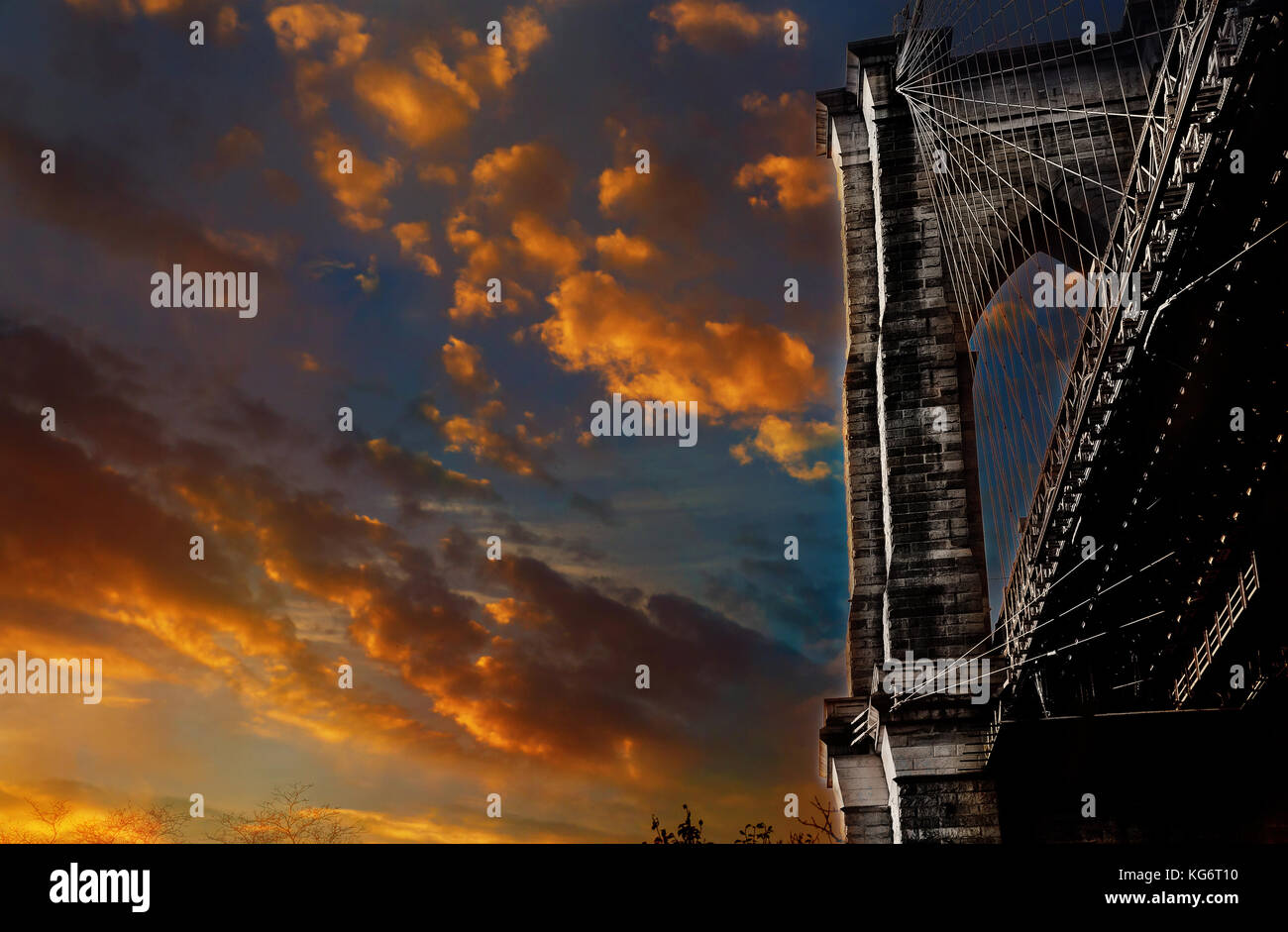 Stars and Stripes battant sur Brooklyn Bridge Brooklyn Bridge, new york city skyline Brooklyn, l'eau, Banque D'Images