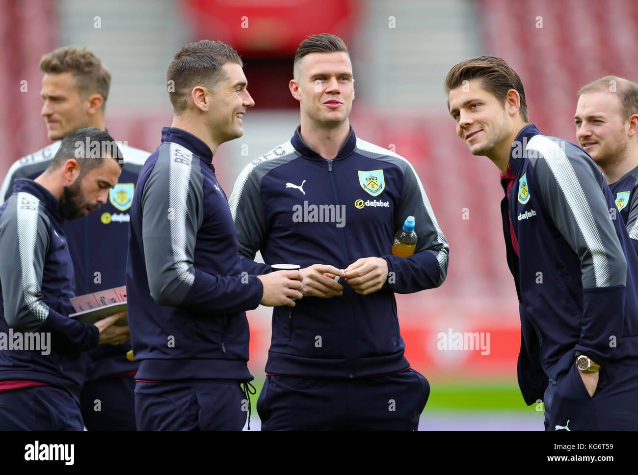 Kevin long de Burnley et ses coéquipiers avant le match de premier League au St Mary's Stadium, Southampton. APPUYEZ SUR ASSOCIATION photo. Date de la photo : samedi 4 novembre 2017. Voir PA Story SOCCER Southampton. Le crédit photo devrait se lire : Adam Davy/PA Wire. RESTRICTIONS : UTILISATION ÉDITORIALE UNIQUEMENT aucune utilisation avec des fichiers audio, vidéo, données, listes de rencontres, logos de club/ligue ou services « live » non autorisés. Utilisation in-match en ligne limitée à 75 images, pas d'émulation vidéo. Aucune utilisation dans les Paris, les jeux ou les publications de club/ligue/joueur unique. Banque D'Images