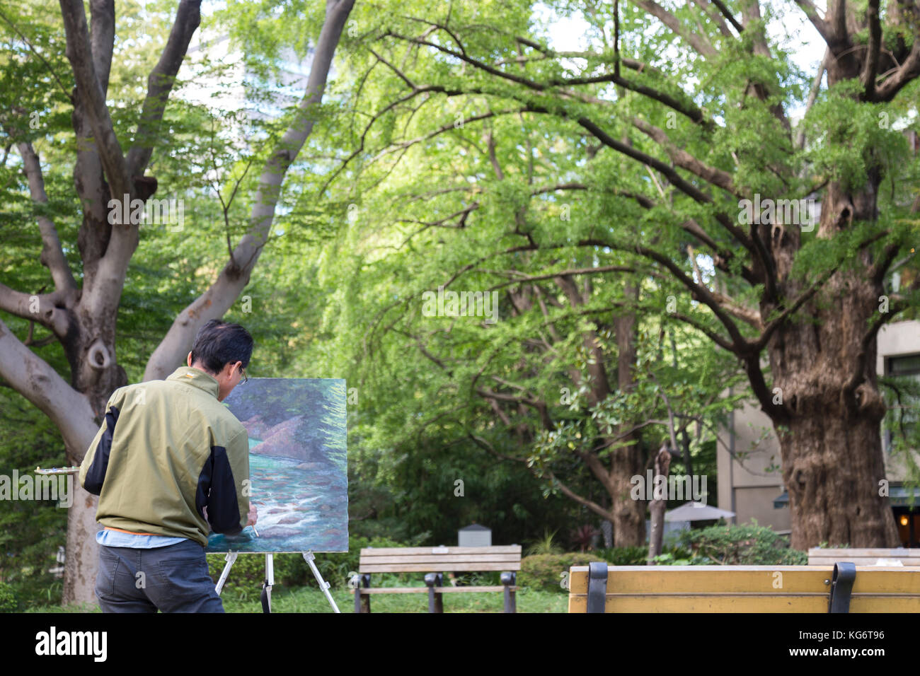 Le parc Ueno, Tokyo, Japon - decamber 11, 2016 : l'homme japonais asiatique peinture artiste stream photo dans le parc d'Ueno. Banque D'Images