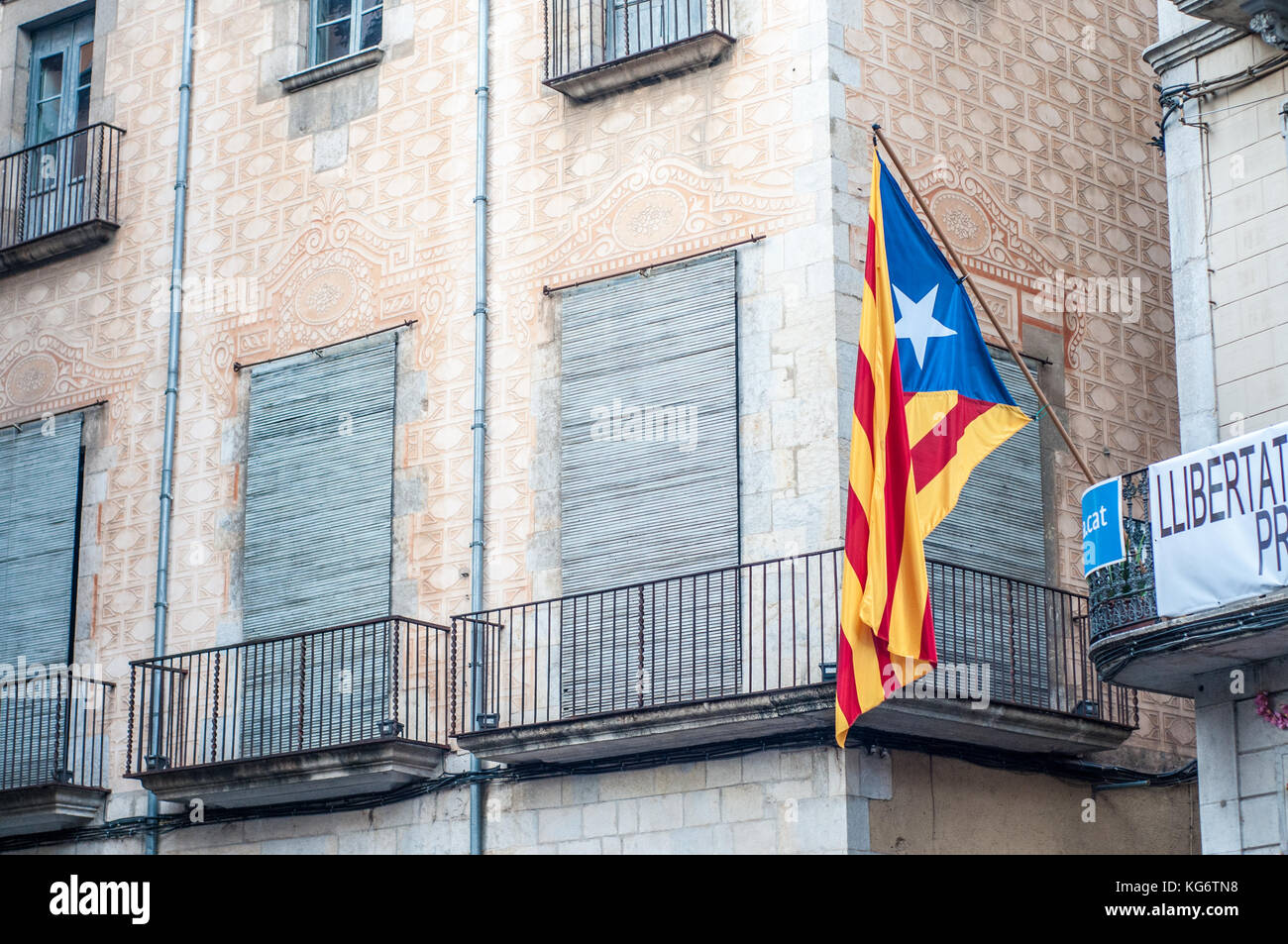 Drapeau catalan indépendant, estelada, sur une façade, Gérone, Cataloinia Banque D'Images
