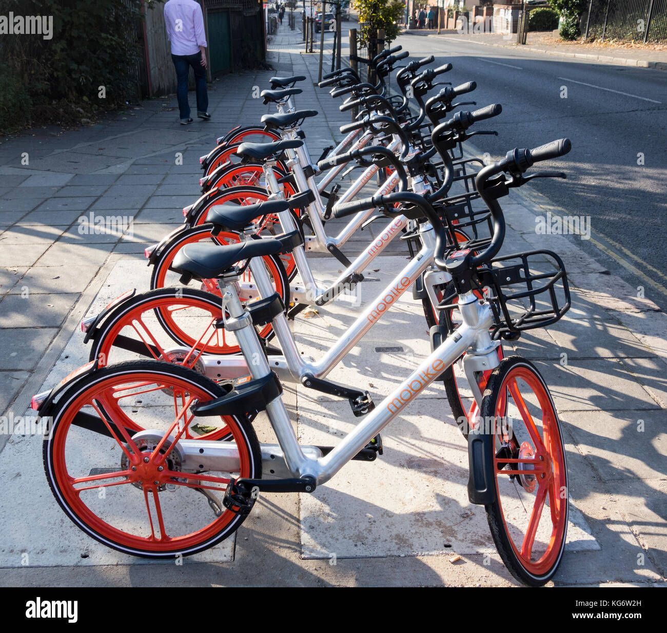 Une rangée de vélos dockless Mobike à Acton, West London, UK Banque D'Images