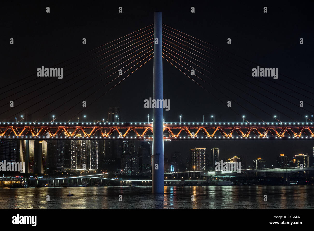 Pont suspendu contre chonging skyline at night en Chine Banque D'Images