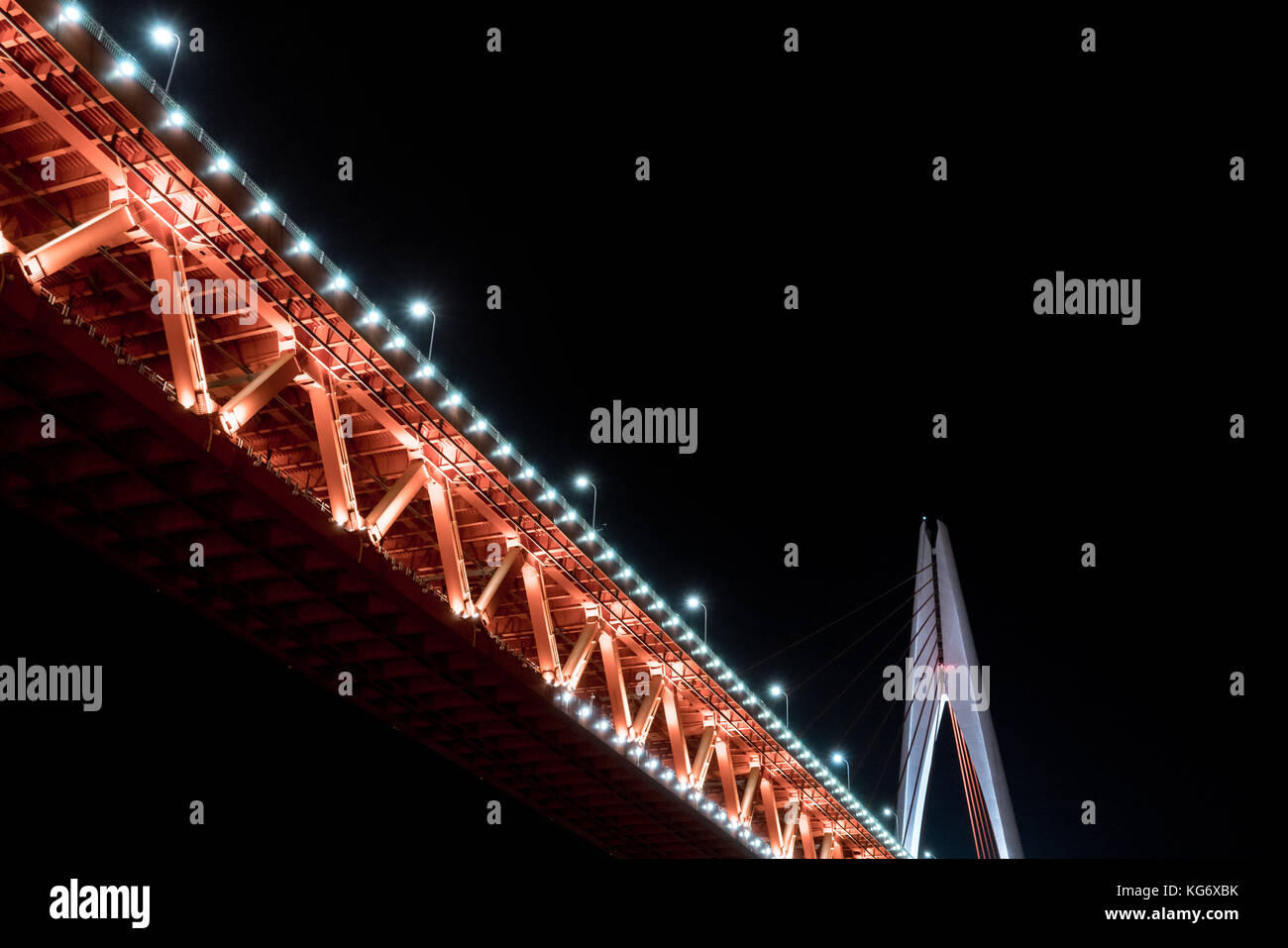 Low angle view of suspension bridge dans la ville de Chongqing , Chine Banque D'Images