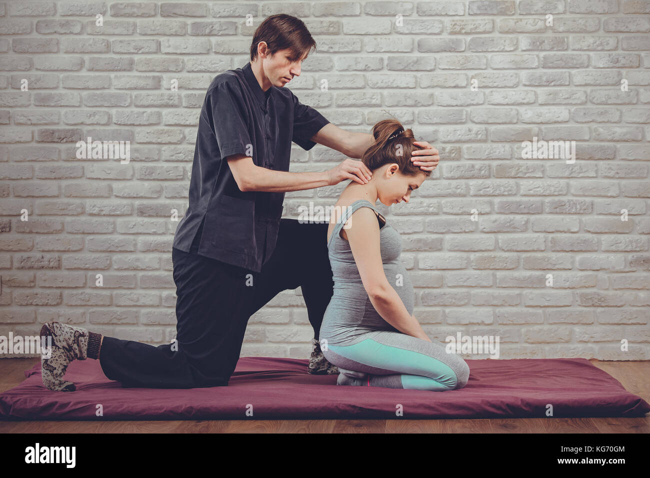 Massage thaï traditionnel d'une femme enceinte Banque D'Images