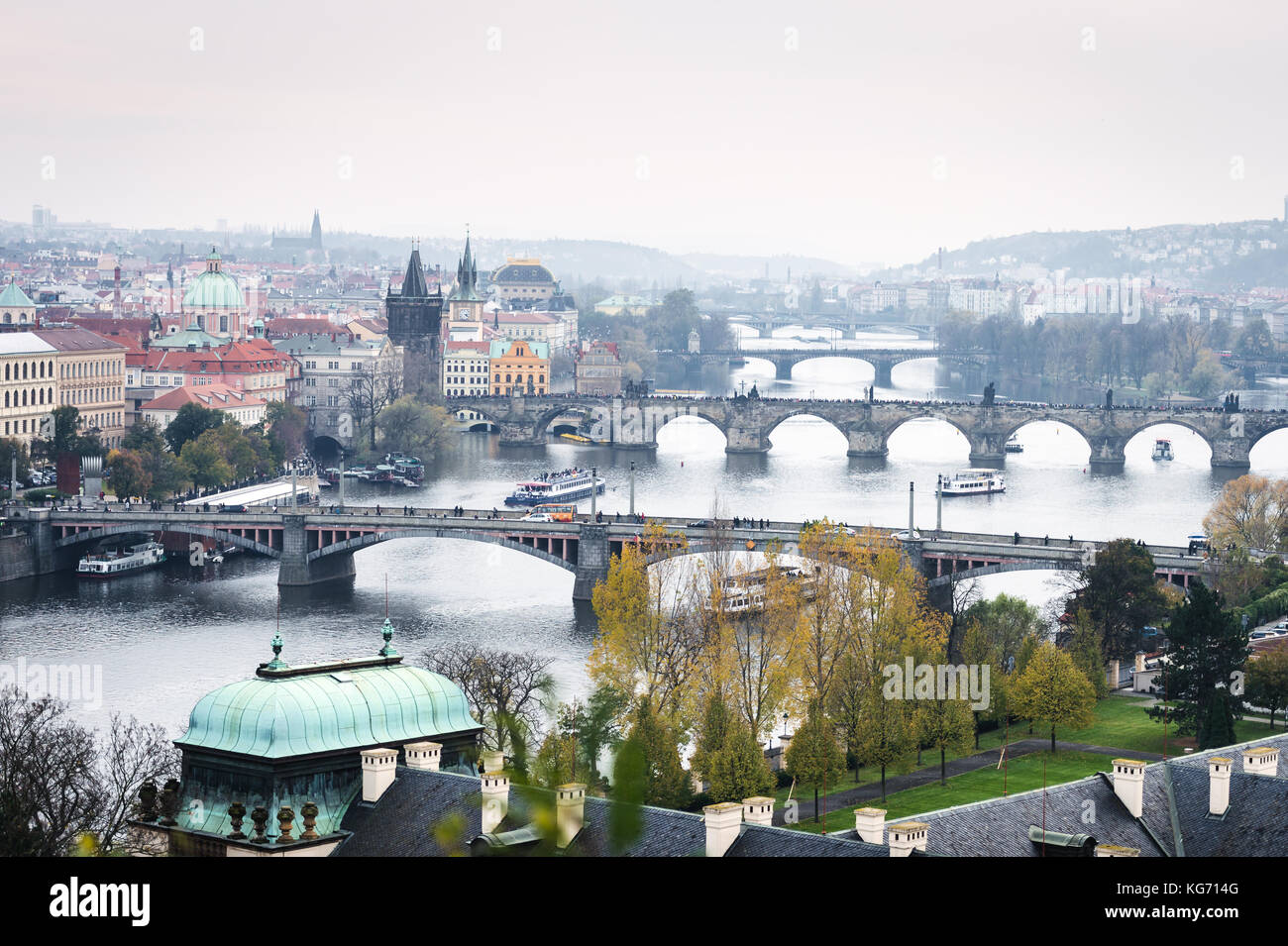 Vue aérienne de ponts de Prague, République tchèque. belle ville sur la Vltava en automne. Banque D'Images