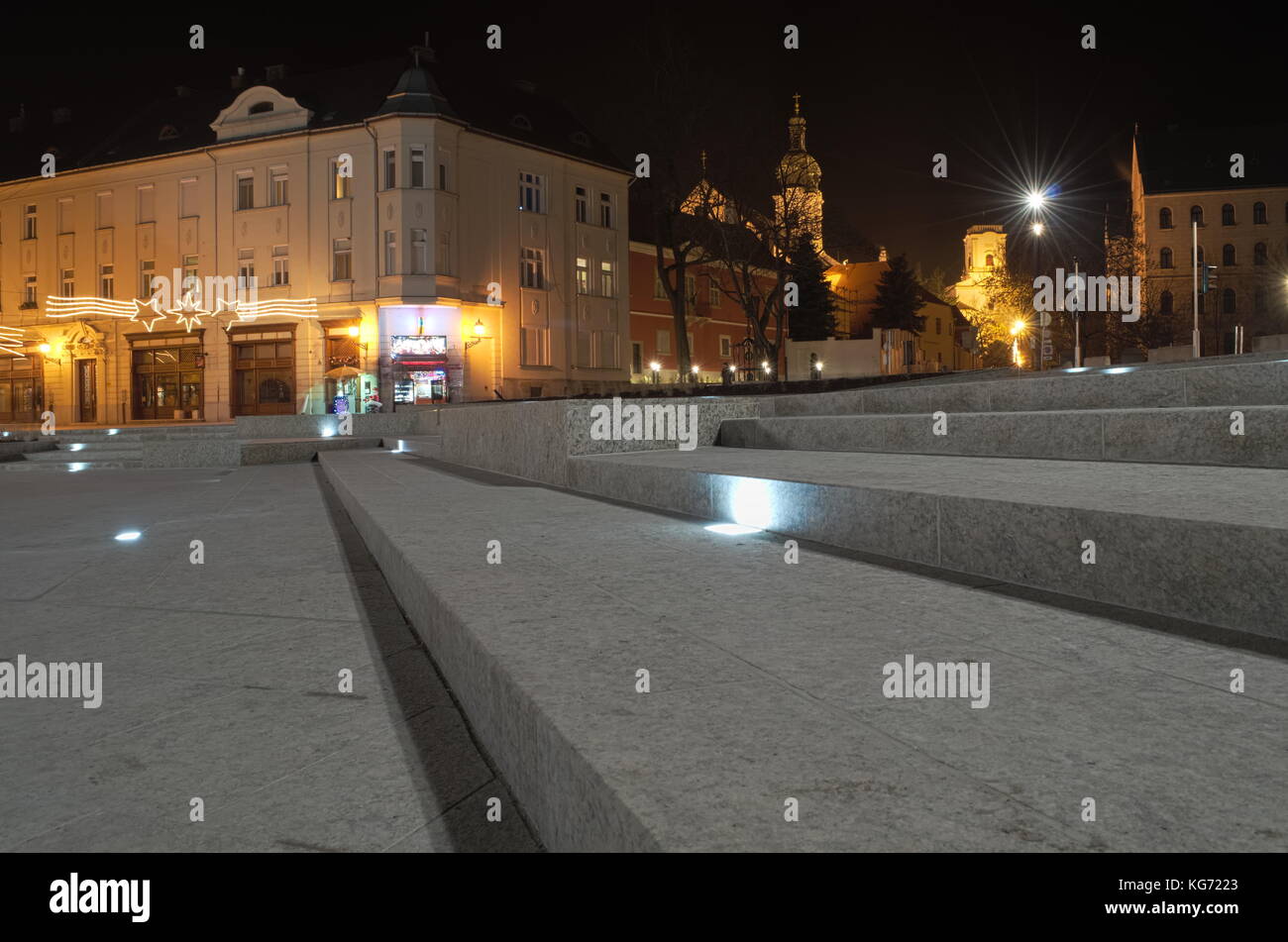 Gros plan sur l'escalier lumineux dunakapu place de la ville gyor Banque D'Images