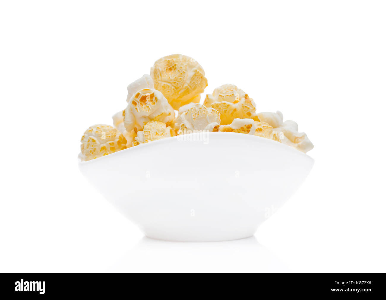 Popcorn sucré salé snack dans bol blanc sur fond blanc Banque D'Images