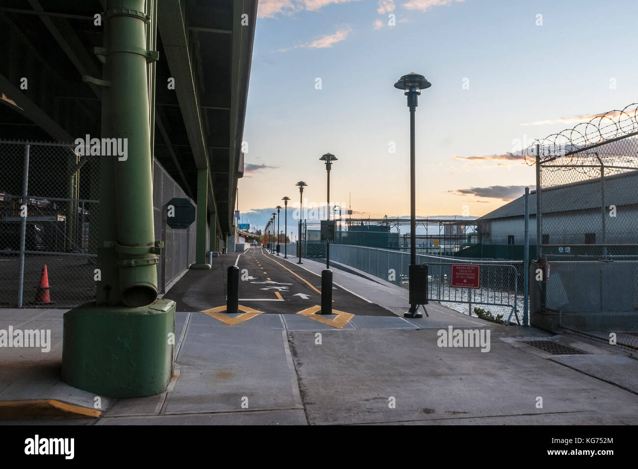 New York, NY 21 octobre 2008 bornes de sécurité à l'entrée du côté ouest, dans Harlem piers park Banque D'Images