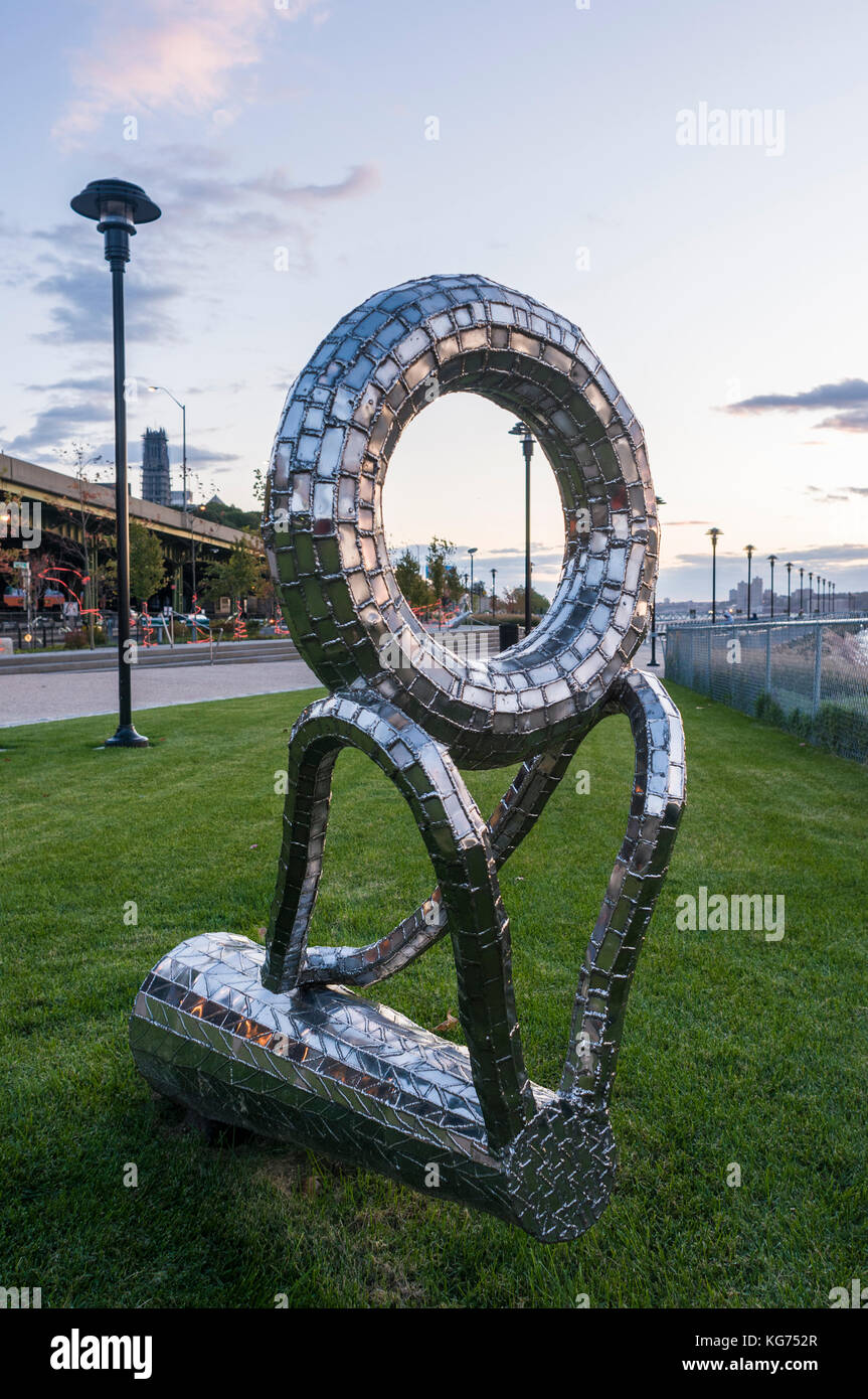 New York, NY 21 octobre 2009 - voix iv, une série de quatre sculptures de l'artiste nari ward dans Harlem piers Park, à l'ouest waterfront greenway Banque D'Images