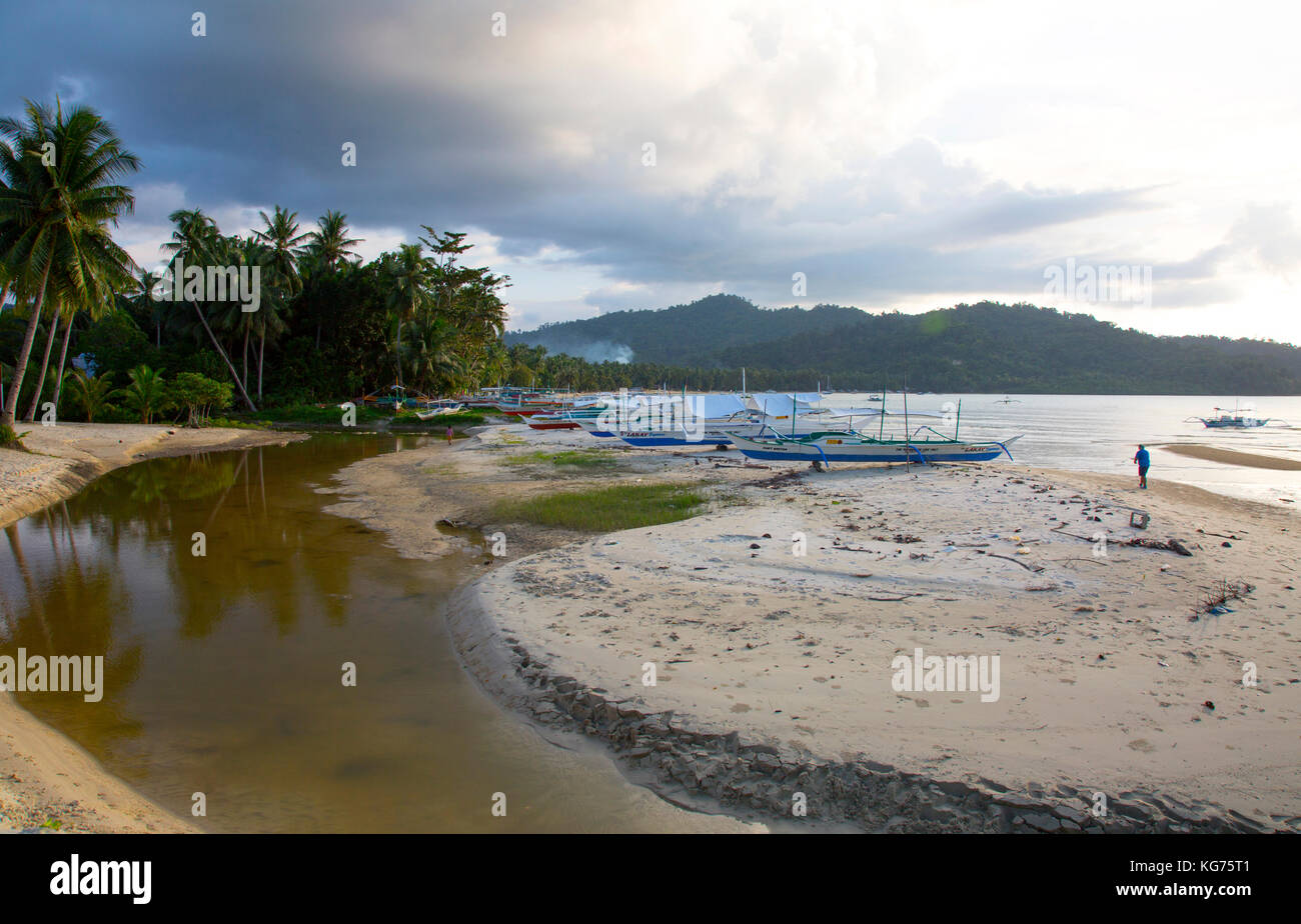 Plage de port barton avec outrigger island hopping bateaux, Palawan, Philippines Banque D'Images