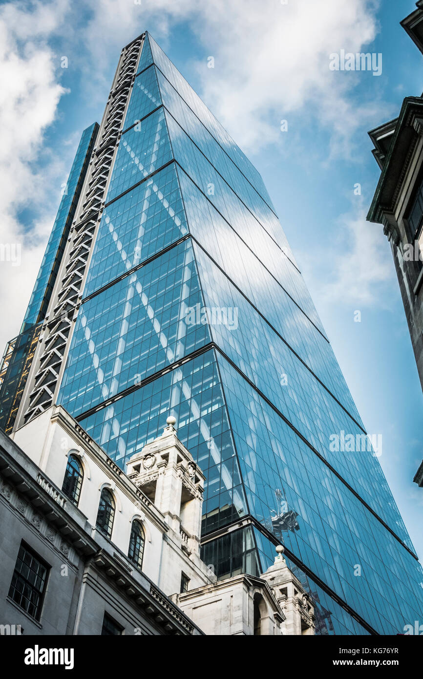 The Leadenhall Building, alias The Cheesegrater, au 122 Leadenhall Street, Londres, Angleterre, Royaume-Uni Banque D'Images