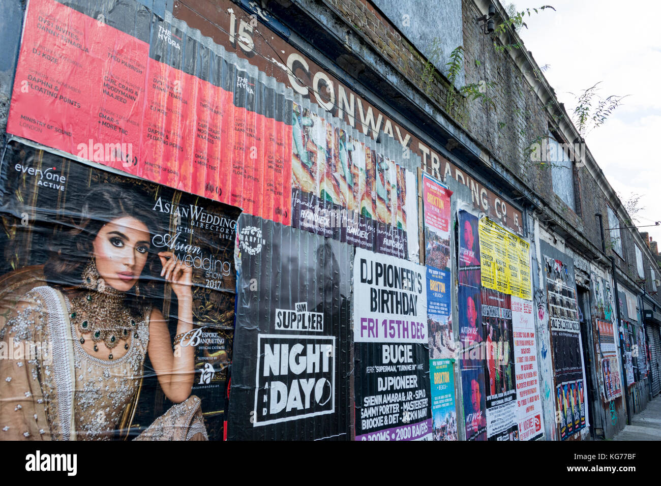 Street art et graffiti à l'extérieur de la défunte Conway Trading Company sur Toynbee Street, Shoreditch, Tower Hamlets, London E1, UK Banque D'Images