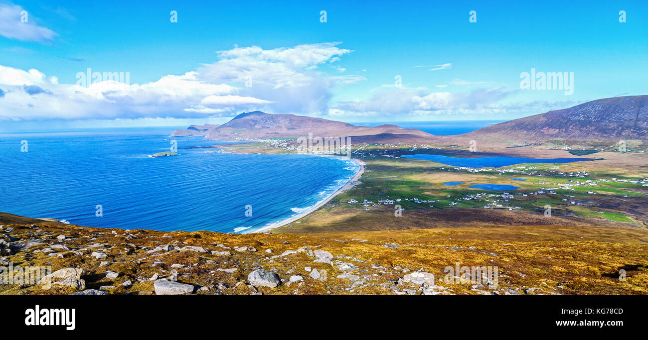 Birds Eye vue aérienne du sommet d'une montagne dans l'île d'Achill. beau paysage irlandais et marins de l'île d'Achill Paysages ruraux dans le comté de mai Banque D'Images
