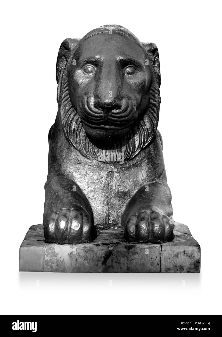 Statue de lion au parc de Varsovie, isolé sur fond blanc avec clipping path Banque D'Images