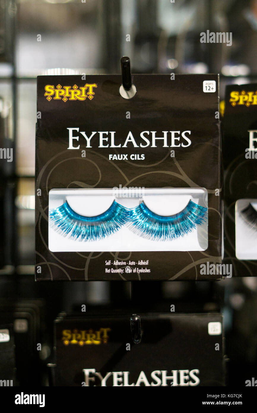 Faux cils à la vente à l'esprit, un pop up shop Halloween sur 8e Rue dans Greenwich Village à Manhattan, New York City. Banque D'Images